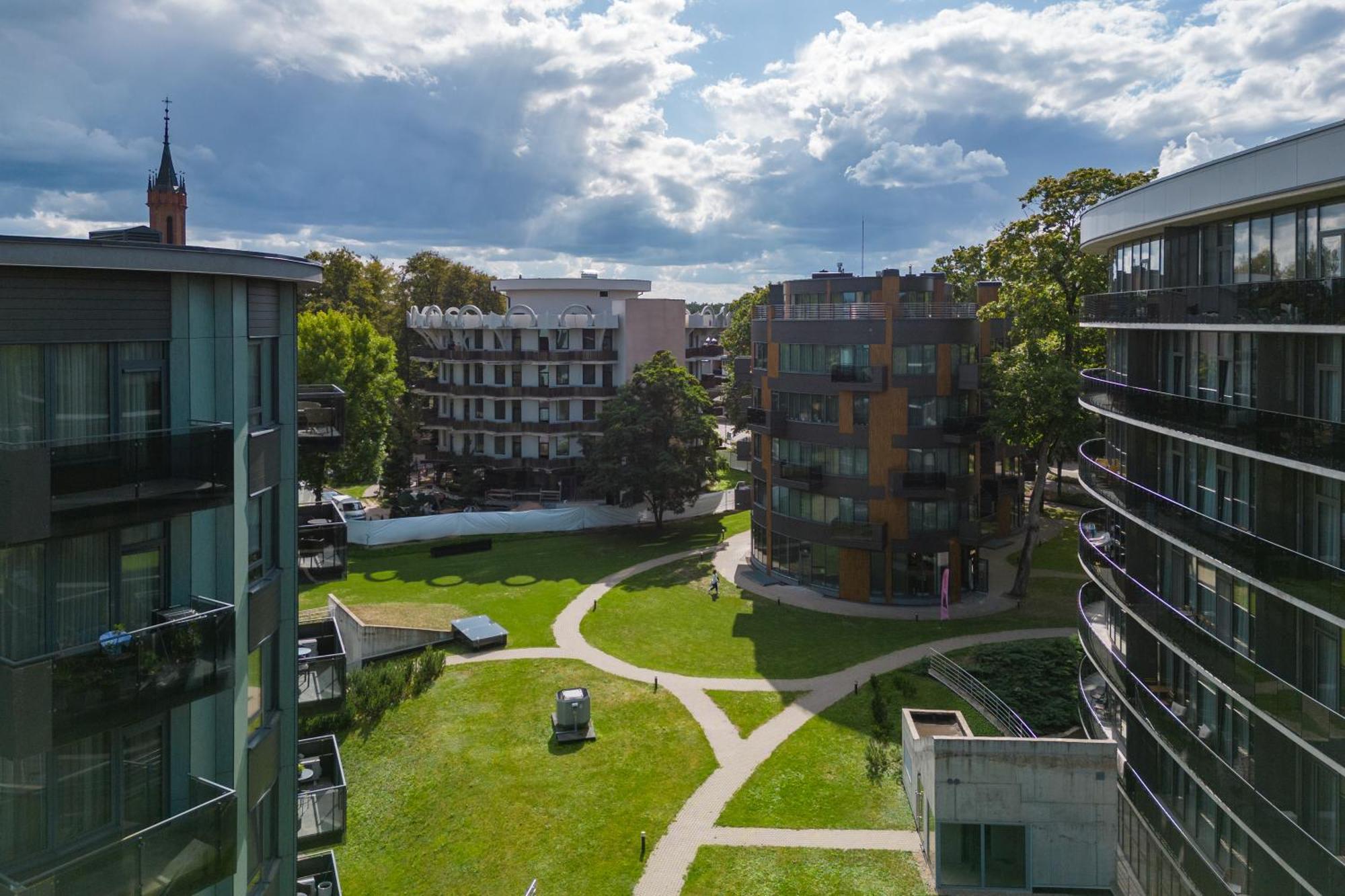 2 Bedroom Apt, 2 Garage Spots & Balconies, Self Check-In, By Cohost Druskininkai Bagian luar foto
