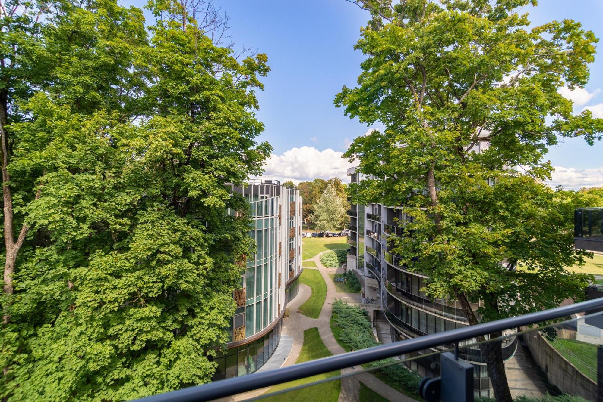 2 Bedroom Apt, 2 Garage Spots & Balconies, Self Check-In, By Cohost Druskininkai Bagian luar foto