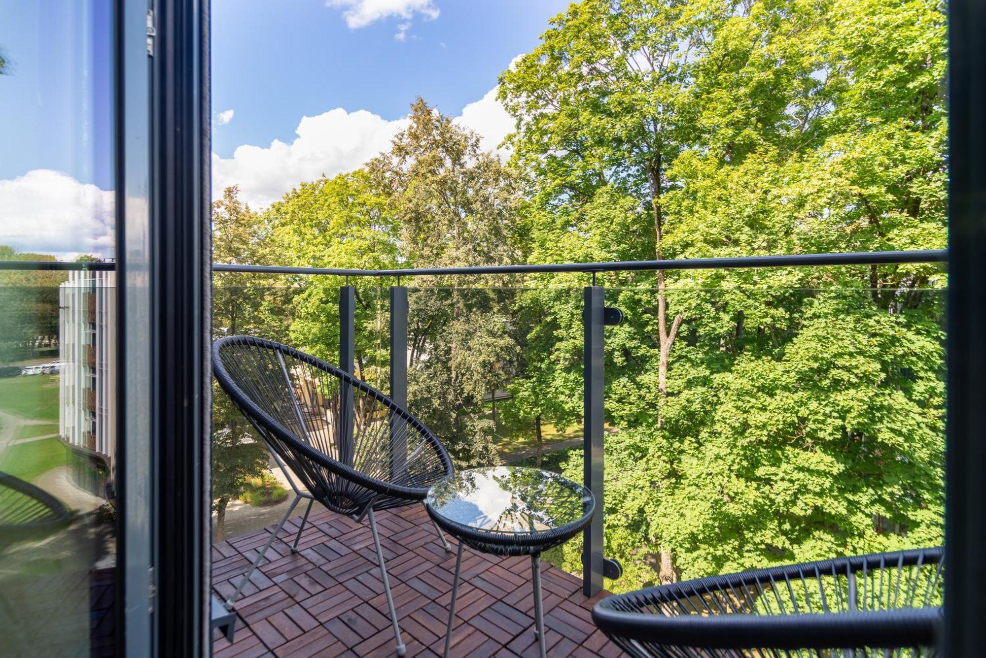 2 Bedroom Apt, 2 Garage Spots & Balconies, Self Check-In, By Cohost Druskininkai Bagian luar foto
