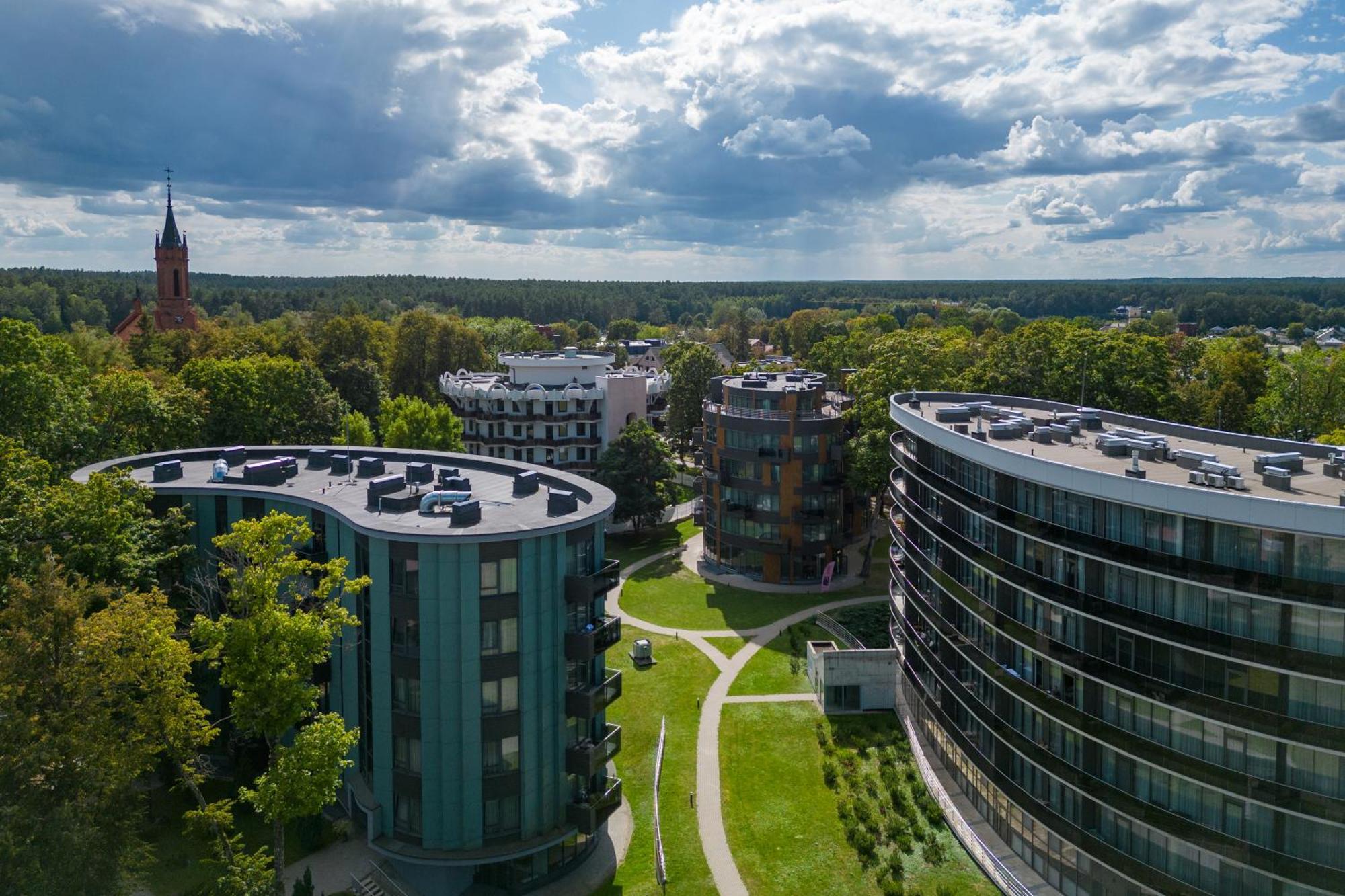 2 Bedroom Apt, 2 Garage Spots & Balconies, Self Check-In, By Cohost Druskininkai Bagian luar foto