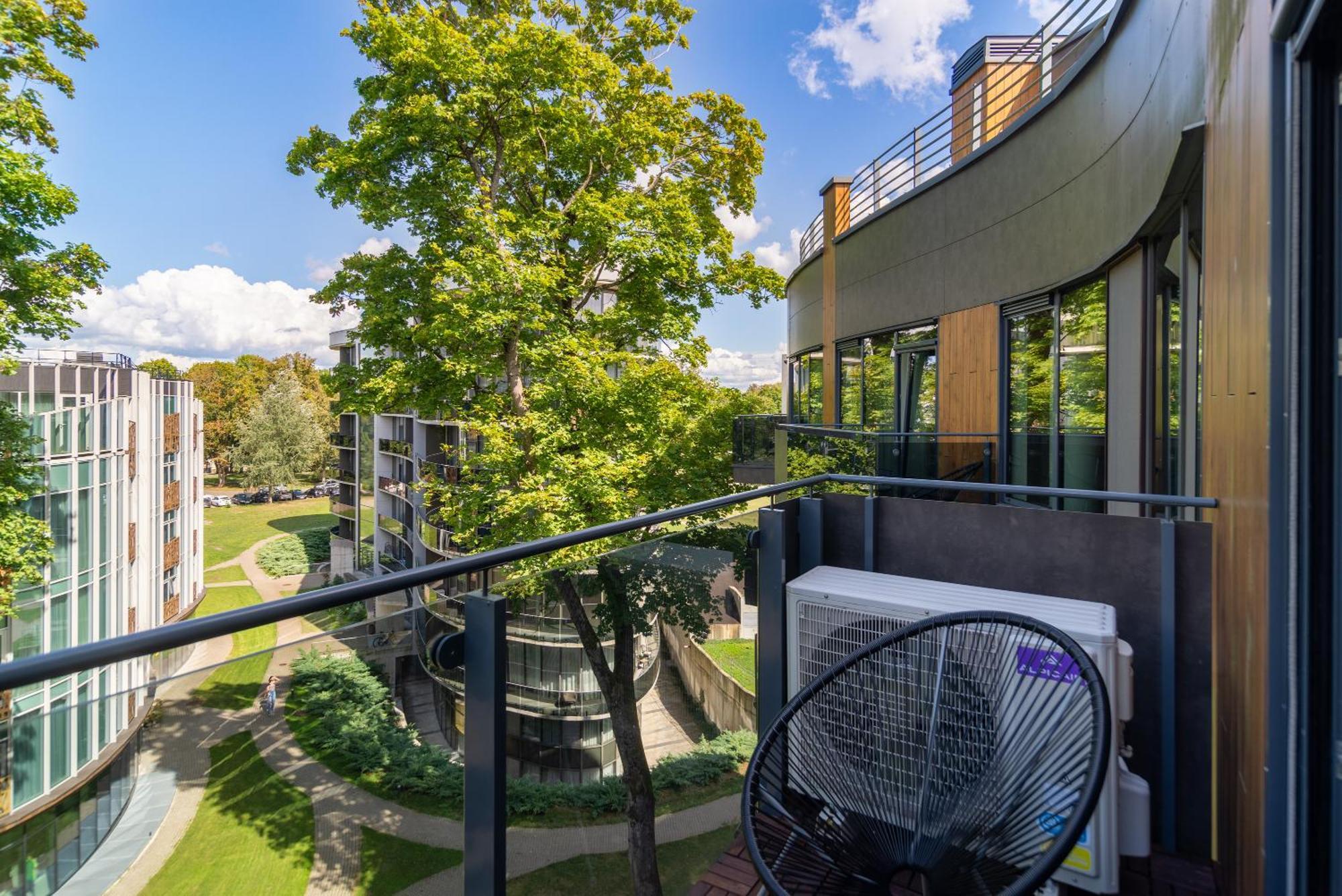 2 Bedroom Apt, 2 Garage Spots & Balconies, Self Check-In, By Cohost Druskininkai Bagian luar foto