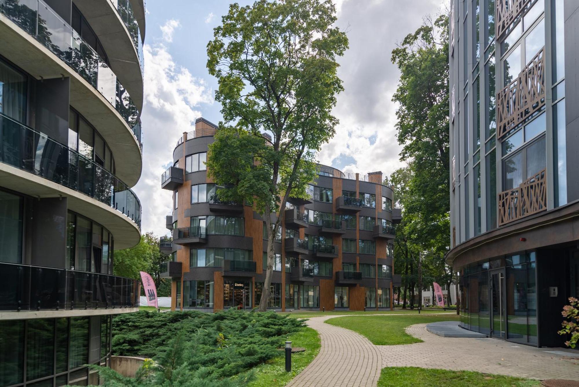 2 Bedroom Apt, 2 Garage Spots & Balconies, Self Check-In, By Cohost Druskininkai Bagian luar foto