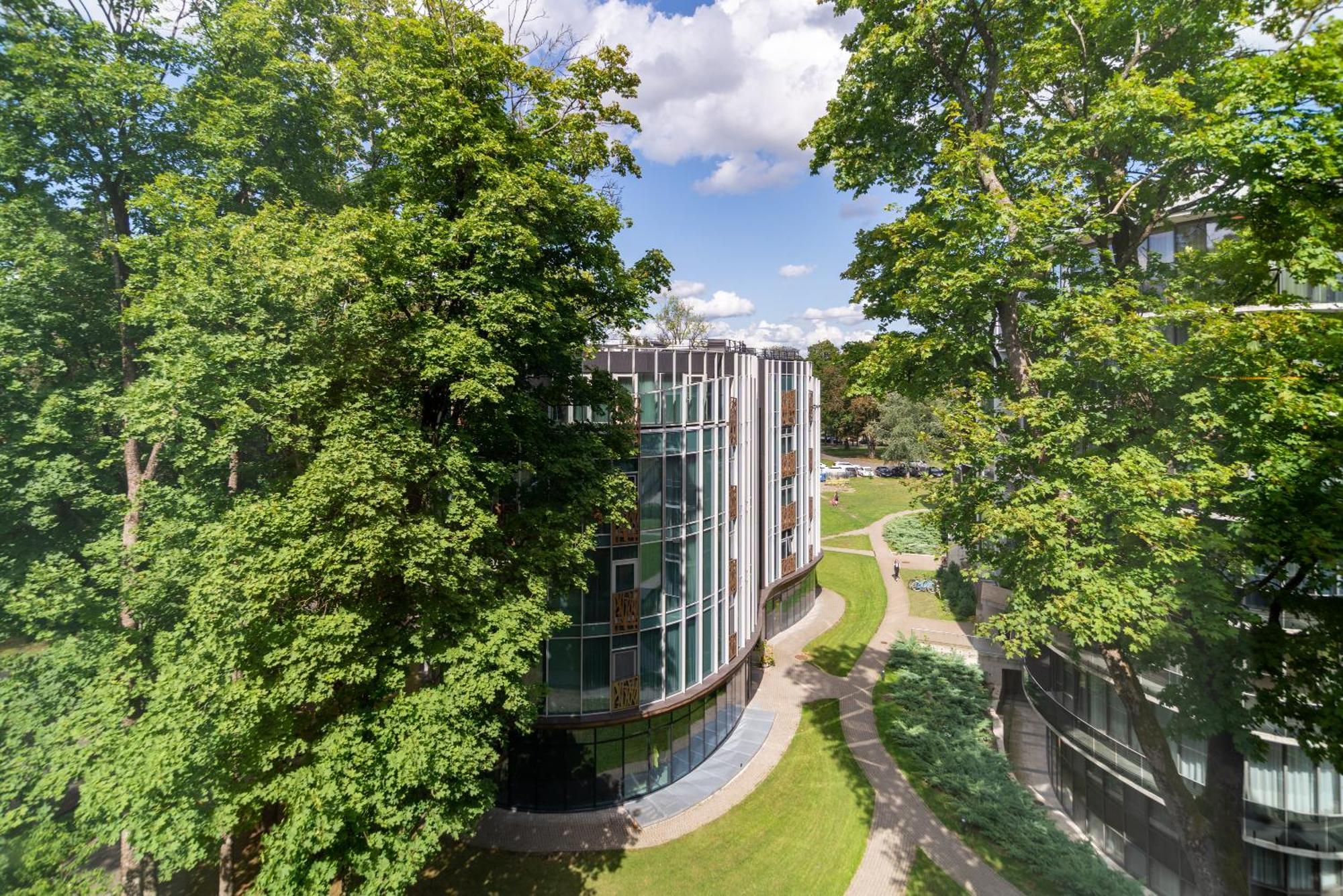 2 Bedroom Apt, 2 Garage Spots & Balconies, Self Check-In, By Cohost Druskininkai Bagian luar foto
